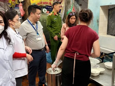 Quán bún riêu bị du khách Trung Quốc chê mất vệ sinh bị kiểm tra vi phạm vệ sinh an toàn thực phẩm
