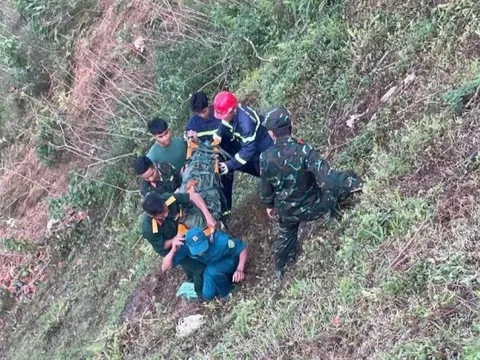 Ô tô tải mất lái lao xuống vực sâu 200m, một người chết tại chỗ