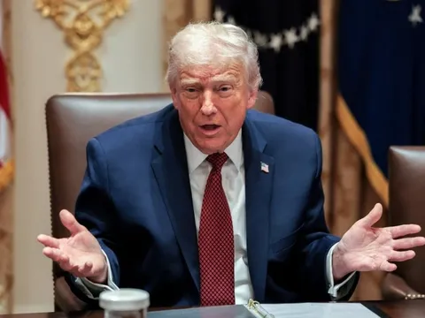 Giá dầu tăng dựng đứng, vượt qua 100 USD, vì sao Tổng thống Trump nói “chỉ là cái giá nhỏ phải trả”?