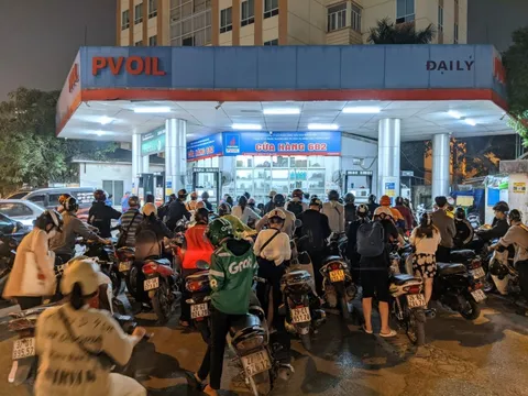 NÓNG: Hà Nội sẽ xử lý nghiêm việc bán xăng dầu bằng chai, lọ trái phép