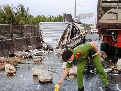 Tai nạn trên tuyến cao tốc Trung Lương - Mỹ Thuận, phụ xế tử vong trong cabin