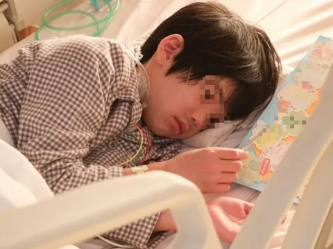 Bé trai 12 tuổi mắc ung thư trực tràng giai đoạn cuối, bác sĩ: Bố mẹ là "đồng phạm", chiều quá hoá hại con