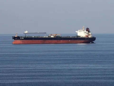 Phát hiện tàu chở 1 triệu thùng dầu âm thầm rời eo biển Hormuz trong im lặng, tắt tín hiệu định vị hướng thẳng đến một quốc gia châu Á