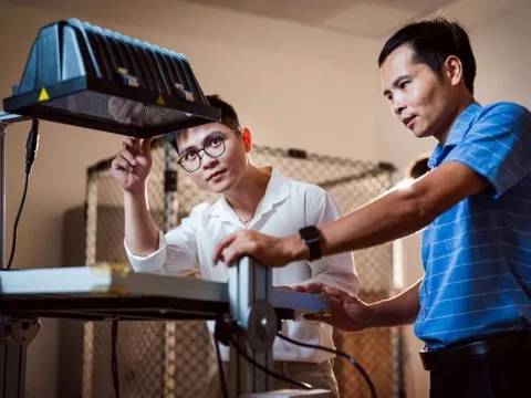 Giữa lúc giá xăng tăng, Việt Nam có startup giúp các trạm sạc xe điện giảm khoảng 40% chi phí/tháng