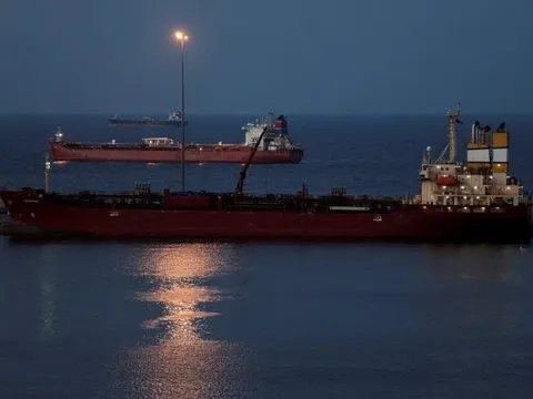 ‘Độc chiếm’ eo biển Hormuz, Iran xuất khẩu dầu nhiều hơn cả trước khi bị Mỹ-Israel tấn công, hơn 2 triệu thùng được khách ‘ruột’ thu mua mỗi ngày