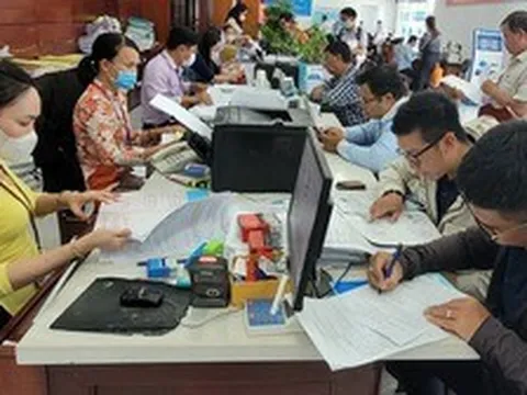 Lương cơ sở dự kiến tăng 8% từ 1-7, những khoản nào sẽ được điều chỉnh theo?