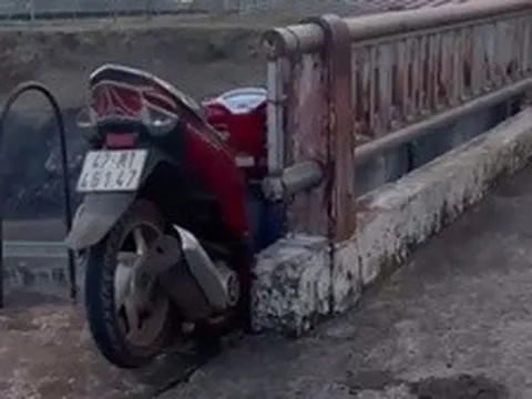 Người đàn ông ở Đắk Lắk rơi xuống cửa xả hồ tử vong, xe máy mắc trên lan can cầu