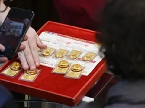 Giá vàng giảm mạnh, người mua vàng cách đây 1 tuần đã lỗ hơn 5 triệu đồng/lượng