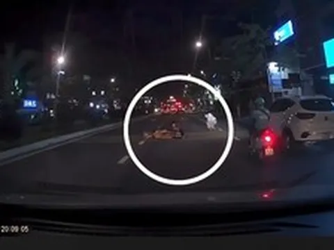 Truy tìm tài xế ô tô vượt ẩu, tông 2 người đi xe máy rồi bỏ chạy