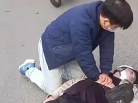 Cứu người trong tình huống khẩn cấp trên đường, bác sĩ ở Hà Nội được khen thưởng đột xuất