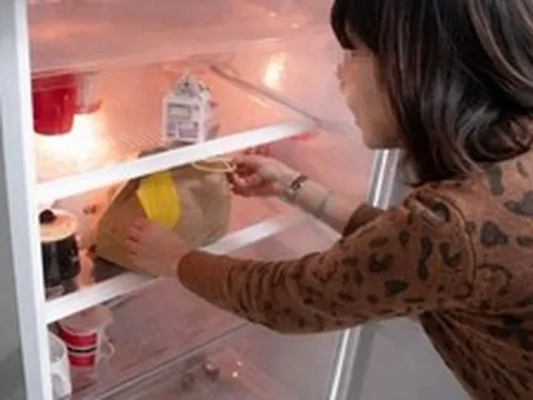 Người phụ nữ qua đời vì ung thư tuyến tụy, chuyên gia độc chất tiết lộ: 3 thói quen biến tủ lạnh thành "ổ nuôi" ung thư