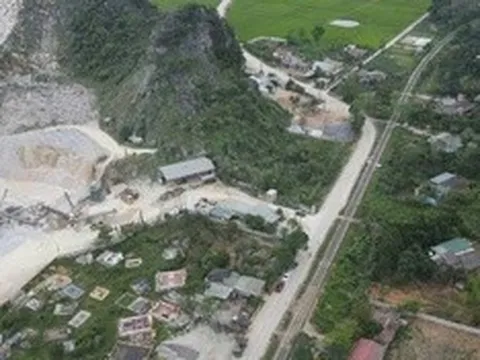 Vụ nổ mìn khiến nhiều nhà dân bị thủng mái: Tạm dừng khai thác mỏ đá