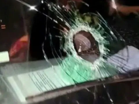 Nhiều xe đi trên cao tốc bị ném đá vỡ kính, bay vào buồng lái