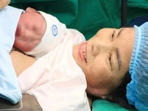 Hy hữu sản phụ hạ sinh con ở tuổi 60