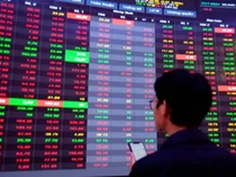 Thị trường chứng khoán liên tục giảm điểm, nhà đầu tư có nên 'bắt đáy'?