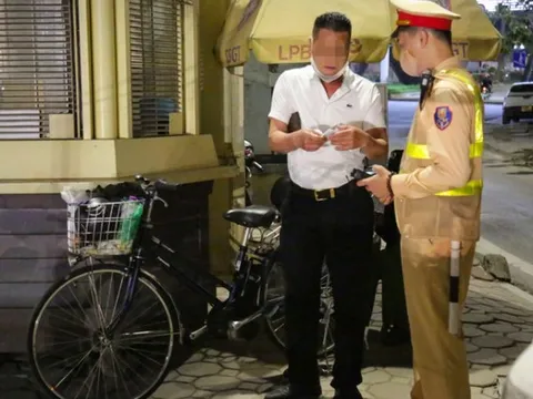 Đi xe đạp vi phạm nồng độ cồn, người đàn ông từ chối ký biên bản vì lý do đặc biệt