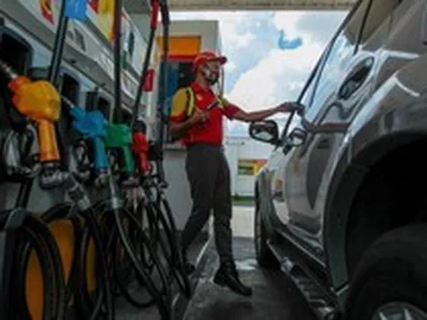 Giá xăng tại nước láng giềng Việt Nam lên sát 50.000 đồng/lít, hơn 400 cây xăng buộc phải đóng cửa