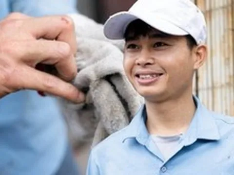 Danh tính người đàn ông phá mái tôn cứu người trong đám cháy rồi âm thầm rời đi: “Ông trời có mắt hết. Mình giúp được gì thì giúp thôi”