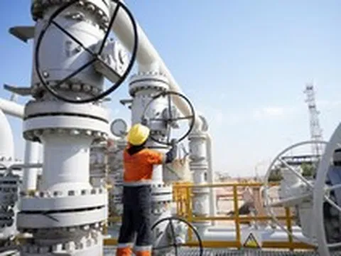 Khổ như quốc gia hàng xóm của Iran: Từng sản xuất 4 triệu thùng dầu/ngày nay phải cắt giảm 80% sản lượng vì eo biển Hormuz bị khoá