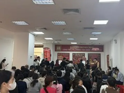Bảo Tín Minh Châu mở cửa trở lại, giá vàng niêm yết giảm, khách hàng chờ hàng dài giao dịch
