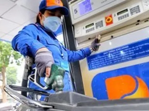 Giá xăng giảm gần 6.000 đồng/lít