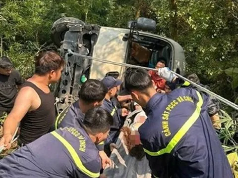 Xe khách chở đoàn nhân viên ngân hàng bất ngờ lao xuống vực ở Tam Đảo