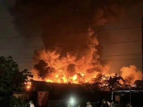 Cháy kho xưởng giữa đêm ở Hà Nội: Lửa đỏ rực, khói đen phủ kín khu vực đến sáng