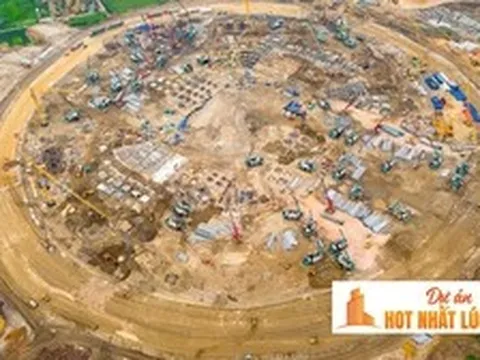 Đại công trường xây sân vận động lớn nhất thế giới: Ô tô nối đuôi nhau như đàn kiến, cần cẩu phủ kín mặt đất