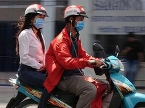 Người vừa lái xe máy vừa đeo tai nghe sẽ chịu mức phạt nào? Bộ Công an giải đáp