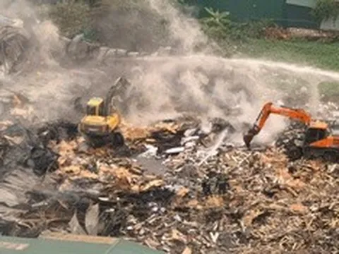 Hà Nội: Hiện trường tan hoang sau vụ cháy kho xưởng