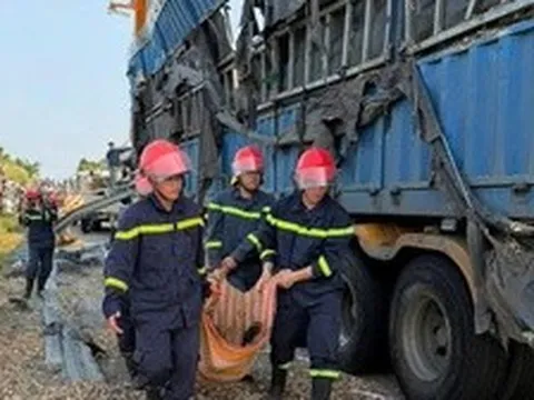 Kinh hoàng xe container tông xe máy rồi lật ngang, 3 người tử vong