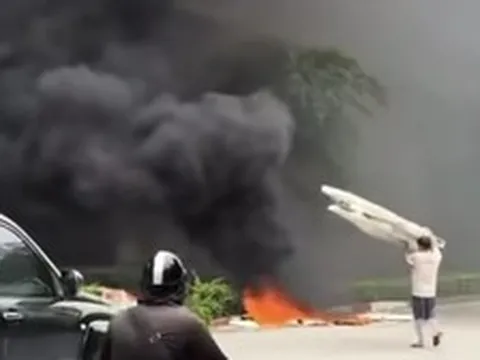 Xử phạt người đốt rác khói đen bao trùm cầu Thăng Long