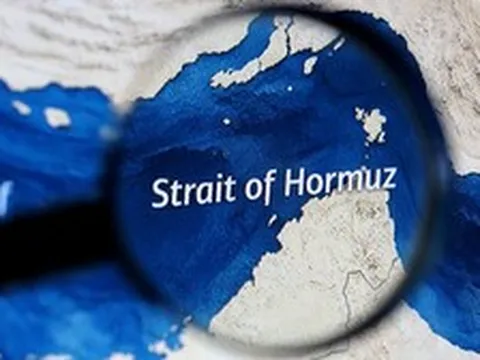 Một tàu chở 1 triệu thùng dầu thành công đi qua eo biển Hormuz, băng băng tiến thẳng đến 1 quốc gia Đông Nam Á