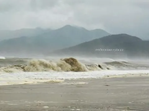 Nhóm nam sinh ở Gia lai đi tắm biển, 1 người bị sóng cuốn mất tích