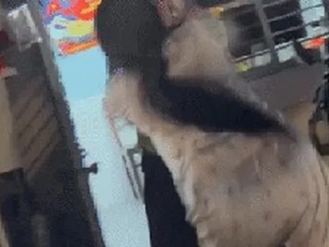 CLIP: Hai nữ gác chắn ở Đà Nẵng bị hành hung khi làm nhiệm vụ