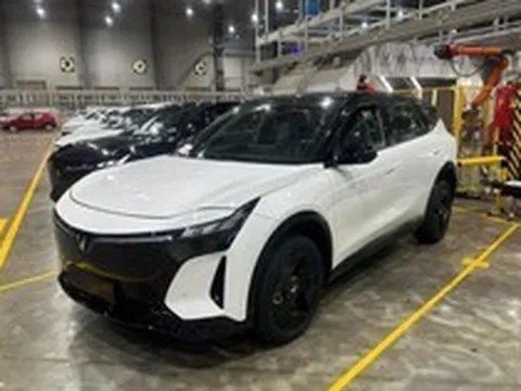 Xe VinFast mới toanh lăn bánh trên đường: Quá to so với VF 6, quá lạ so với VF 7, rốt cuộc là xe gì?