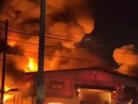 Cháy lớn kèm nhiều tiếng nổ tại công ty sơn ở TPHCM