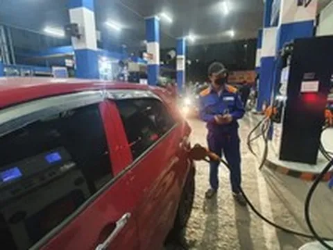 Vì sao Bộ Công Thương hay điều chỉnh giá xăng dầu lúc nửa đêm?