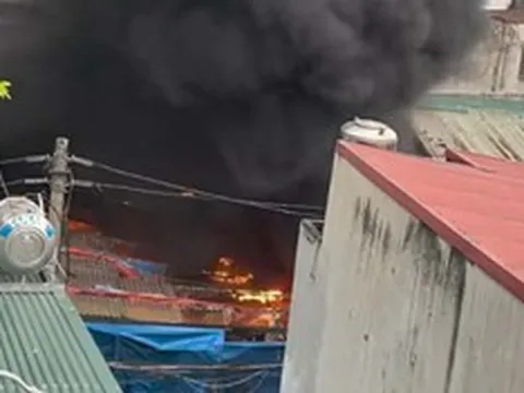 Cháy kho đông lạnh ở Hà Nội, nhiều tài sản bị thiêu rụi