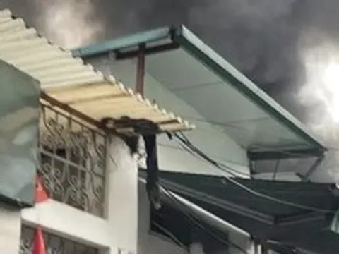 Cháy kho đông lạnh ở Hà Nội, cột khói đen cuồn cuộn