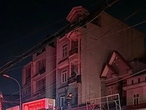 Vụ cháy nhà trọ ở TPHCM: Lính cứu hộ băng mình xuyên qua khói lửa cứu người