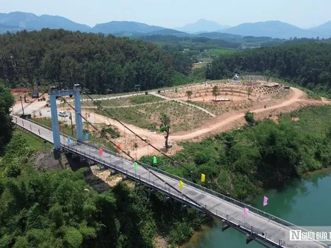 VIDEO: Thú vị những “hộ vệ gác cổng” trên cây cầu treo dẫn vào điểm check-in hút khách ở Huế