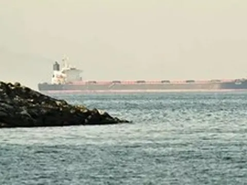 Ba siêu tàu chở dầu đi qua eo biển Hormuz giữa lệnh ngừng bắn mong manh