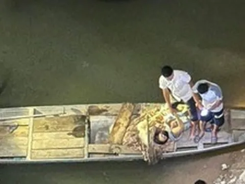 Người đàn ông lao xuống sông cứu sống người mẹ ôm con nhỏ nhảy cầu tự tử