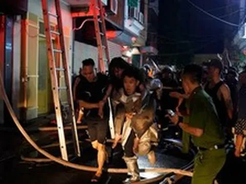 Giải cứu 5 người trong vụ cháy ngôi nhà 6 tầng lúc nửa đêm