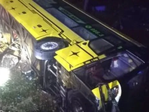 Xe khách lật trên Quốc lộ 14, nhiều người hoảng loạn