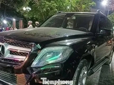 Ô tô Mercedes GLK 250 đâm liên hoàn nhiều xe máy trong khu đô thị ở Hà Nội