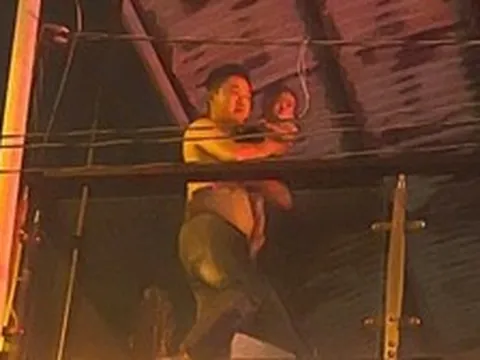 Hình ảnh Đại úy công an băng mình qua lửa, cởi áo che cho bé 18 tháng tuổi gây xúc động mạnh