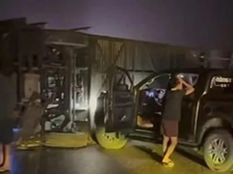 Xe khách lật trên cao tốc, 5 người bị thương