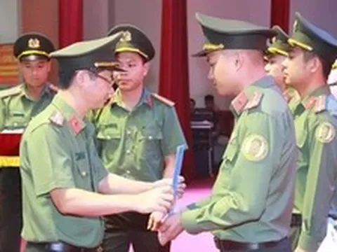 30 nhân viên an ninh sân bay Vinh trở thành công an